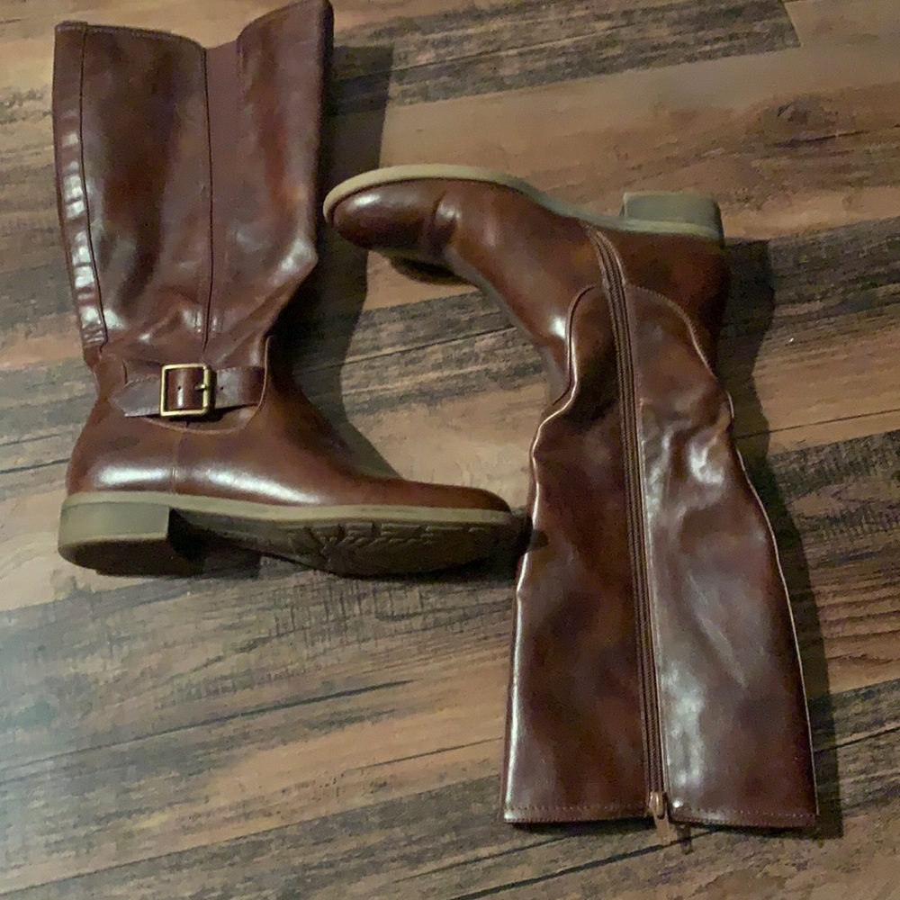 Kim Rogers Zip Up Boots. Clean, pet free and smoke free home.